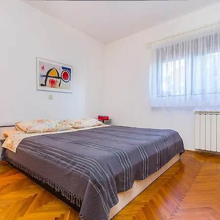Vlasta Apartment *